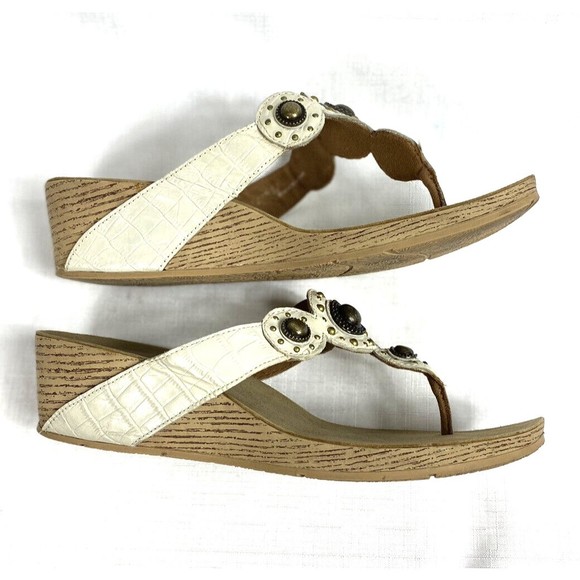 clarks thong sandals